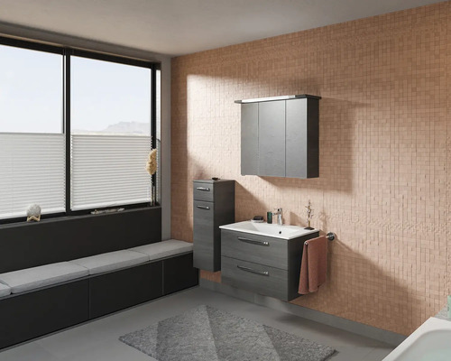 Modernes Badezimmer mit Waschtisch, Spiegelschrank und Sitzbank