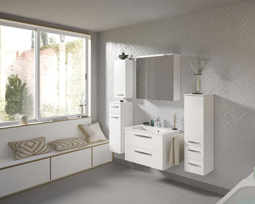 Helles Badezimmer mit Waschbecken, Spiegelschrank, Hochschränken und Sitzbank am Fenster