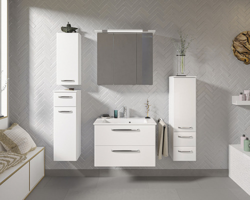 Helles Badezimmer mit Waschtisch, Spiegelschrank und Hochschränken