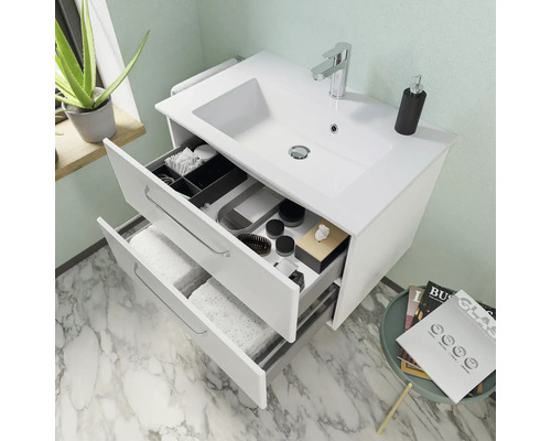 Badezimmer mit Waschbeckenunterschrank und offenem Schubladensystem zur Aufbewahrung von Badutensilien