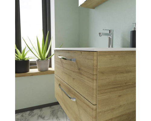 Waschtischunterschrank aus Holz mit zwei Schubladen und verchromten Griffen im Badezimmer.