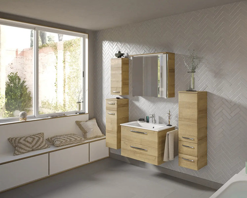 Modernes Badezimmer mit Waschtisch, Spiegelschrank und Hochschränken in Holzoptik.