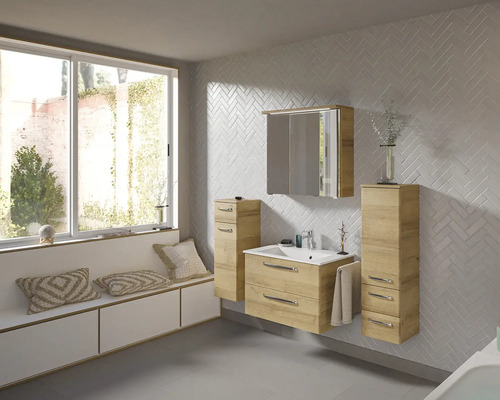 Badezimmer mit Waschtisch, Spiegelschrank und Hochschränken in Holzoptik