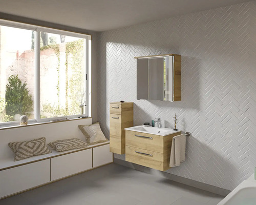 Helles Badezimmer mit Waschtisch, Spiegelschrank und Fensterbank