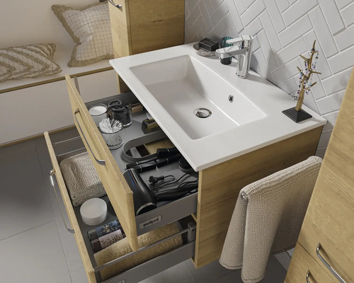 Badezimmer mit offenem Waschtischunterschrank mit Schubladen und Aufbewahrung