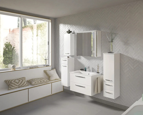 Badezimmer mit Waschbeckenunterschrank, Spiegelschrank und Hochschränken