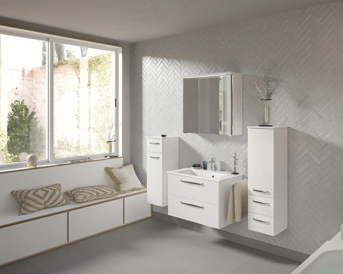 Modernes Badezimmer mit Waschtisch, Spiegelschrank und Hochschränken vor gemusterter Wand