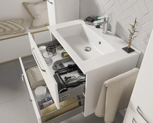 Badezimmer mit Waschbeckenunterschrank mit Schubladen und Accessoires