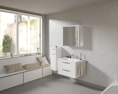 Badezimmer mit Waschbeckenunterschrank, Spiegelschrank und Regal