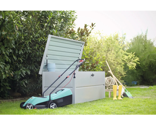 Gartenlandschaft mit Rasenmäher und Geräteschrank