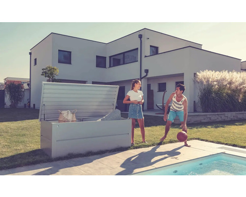 Szene im Garten mit einer geöffneten Aufbewahrungsbox neben einem Pool und zwei Personen