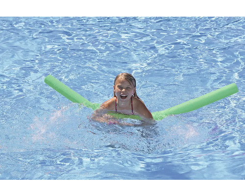 Mädchen schwimmt mit Schwimmnudel im Pool