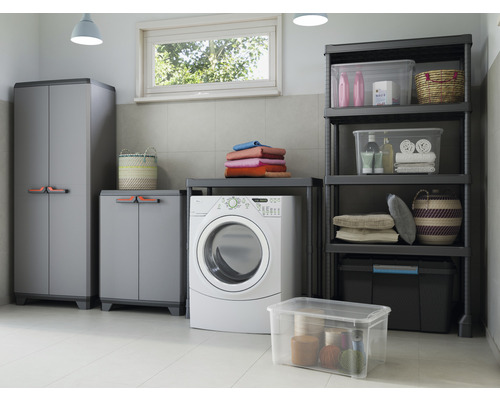 Badezimmer mit Waschmaschine, Aufbewahrungsschränken und Regalen