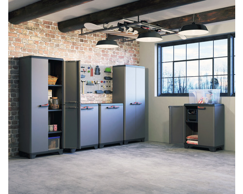 Lagerraumgestaltung mit Schränken, Regalen und Werkzeugwand für Garagen