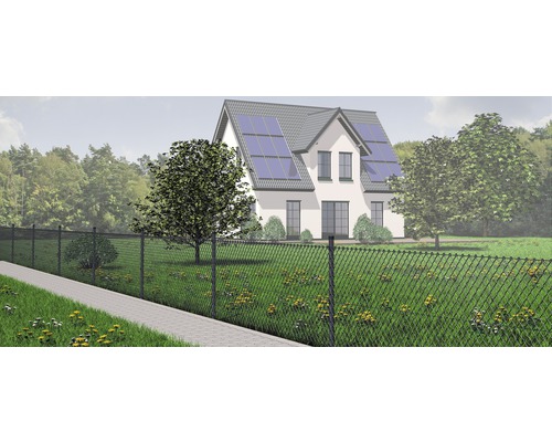 Haus mit Solaranlage und Maschendrahtzaun im Garten.
