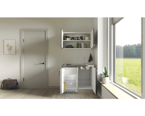 Kompakte Küchenzeile mit Spüle, Kochfeld, Kühlschrank und Hängeschrank in einem hellen Raum.