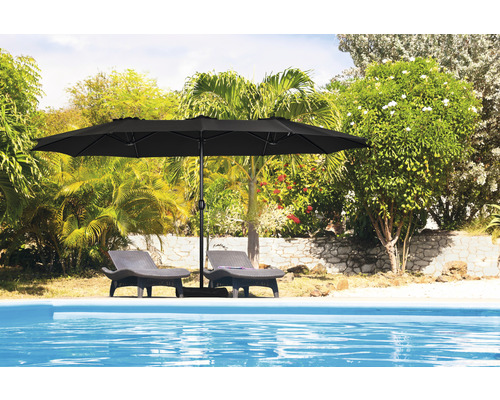 Szene mit einem Doppel-Sonnenschirm, zwei Liegestühlen und einem Swimmingpool
