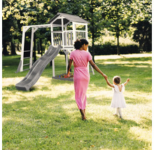 Spielturm mit Rutsche, Leiter und Sandkasten im Garten