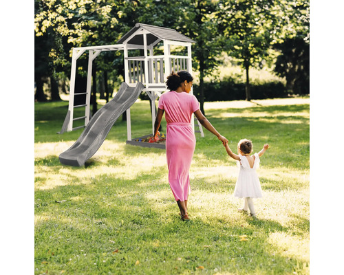 Spielturm mit Rutsche, Leiter und Sandkasten im Garten