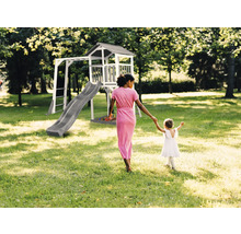 Spielplatz mit Spielturm, Rutsche und Klettergerüst im Garten