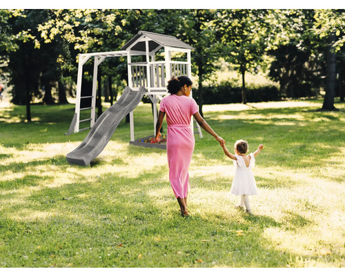 Spielplatz mit Spielturm, Rutsche und Klettergerüst im Garten