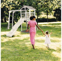 Spielplatz mit Rutsche, Klettergerüst und Sandkasten im Garten