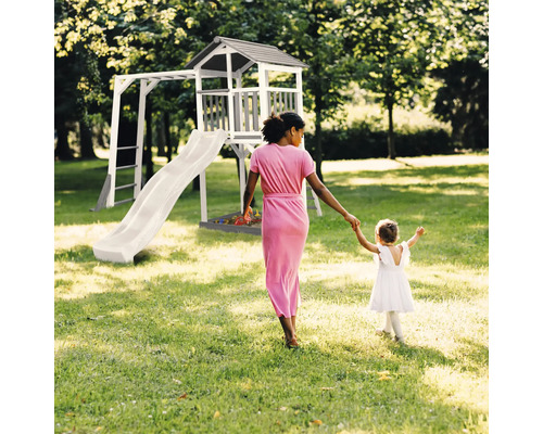 Spielplatz mit Rutsche, Klettergerüst und Sandkasten im Garten