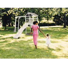 Spielturm mit Rutsche, Klettergerüst und Sandkasten im Garten