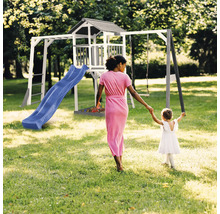 Spielplatz mit Rutsche, Turm und Schaukel im Garten