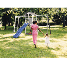 Spielplatz mit Rutsche, Schaukel und Spielturm im Garten