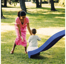 Eine Frau und ein Kind an einer blauen Kinderrutsche im Freien.