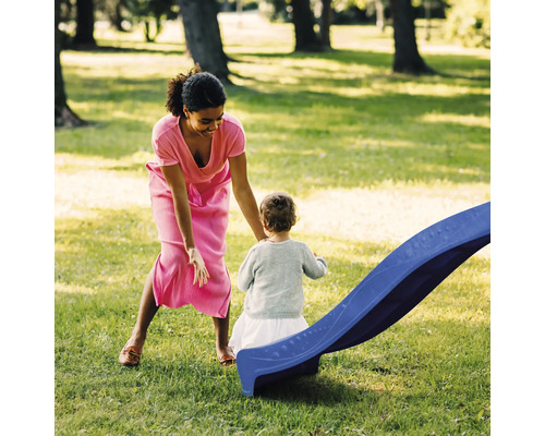 Eine Frau und ein Kind an einer blauen Kinderrutsche im Freien.