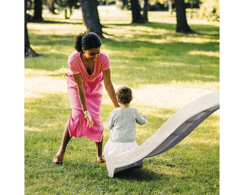 Mutter und Kind am Gartenspielplatz mit Rutsche