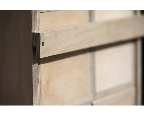 Detailansicht einer Holzkonstruktion mit Schraube