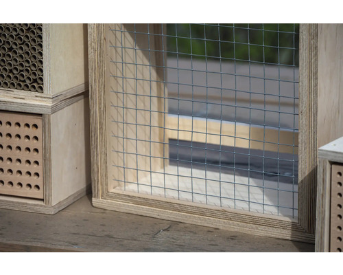 Insektenhotel aus Holz mit Drahtgitter