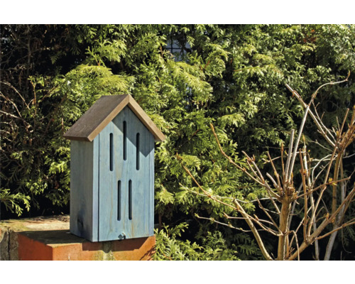 Insektenhotel aus Holz mit mehreren Schlitzen als Nisthilfe für Insekten