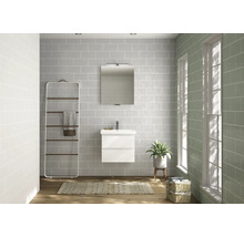Modernes Badezimmer mit Waschbeckenunterschrank, Spiegel und Handtuchhalter