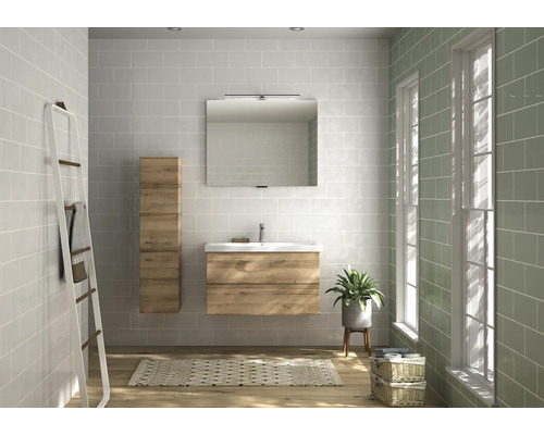 Badezimmer mit Waschbeckenunterschrank, Spiegelschrank, Hochschrank und Leiterregal.