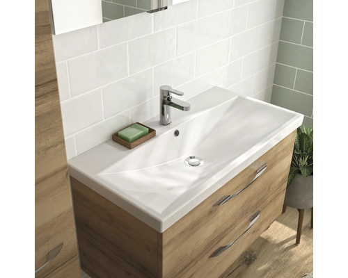 Waschtisch mit Unterschrank, Armatur und Ablage im Badezimmer