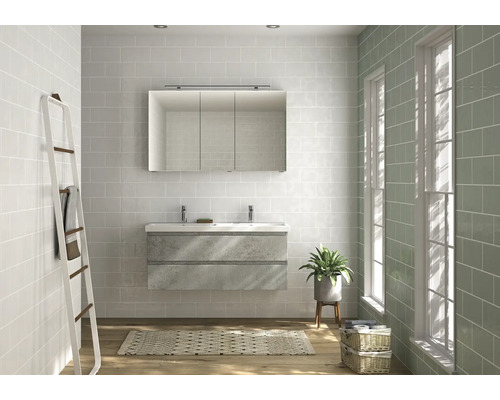 Modernes Badezimmer mit Waschtisch, Spiegelschrank und Handtuchleiter