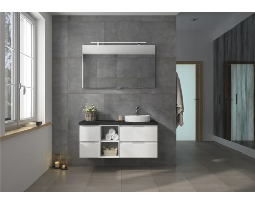 Badezimmer mit Waschbecken, Unterschrank, Spiegel und Beleuchtung vor grauer Wand