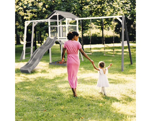 Spielplatz mit Rutsche, Kletterturm und Schaukel im Garten