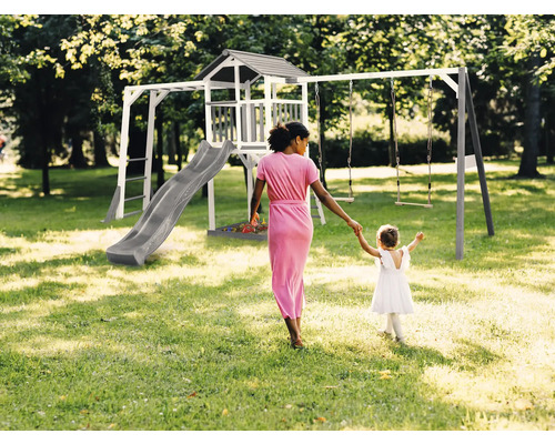 Spielplatz mit Schaukel, Rutsche und Spielturm im Garten
