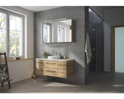 Helles Badezimmer mit Waschtischunterschrank, Spiegel, Dusche und Fenster