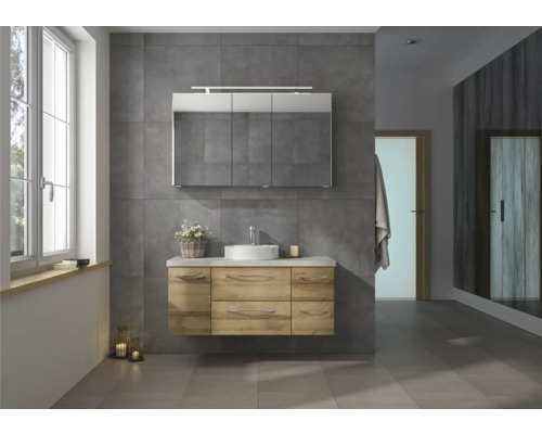 Modernes Badezimmer mit Waschtisch, Spiegel, Fenster und Fliesen