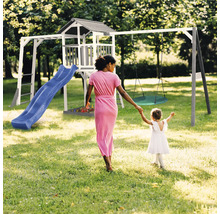 Spielplatz mit Turm, Rutsche und Schaukel für Kinder im Garten