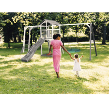 Spielplatz mit Schaukel, Rutsche und Spielhaus für Kinder im Garten