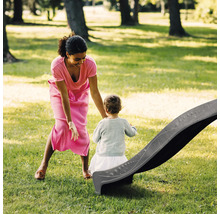 Mutter und Kind im Park mit Kinderrutsche
