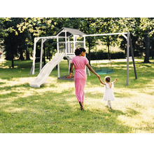 Spielplatz mit Turm, Rutsche und Schaukel im Garten