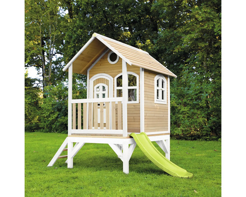 Spielhaus aus Holz mit Rutsche im Garten